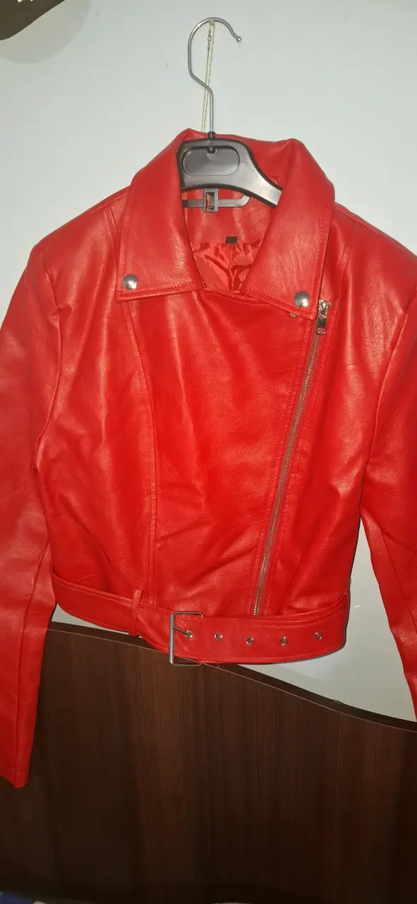 Chaqueta de cuero roja