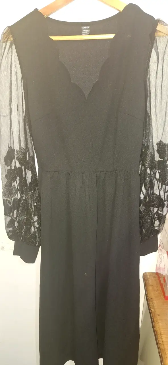 Vestido negro con mangas bordadas