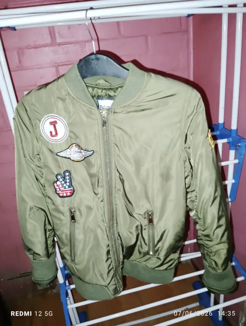Chaqueta bomber verde con parches