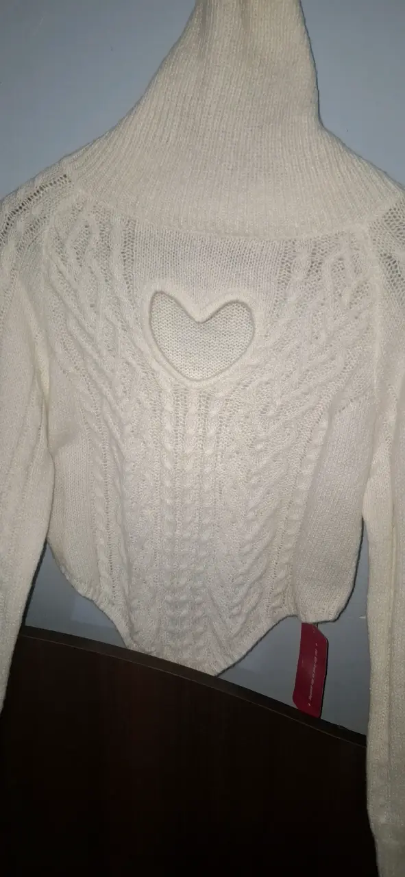 Suéter blanco con corazón calado