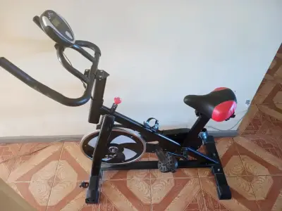 Bicicleta estática negra y roja - miniatura 1
