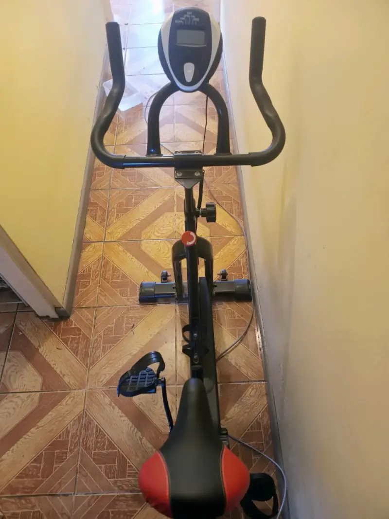 Bicicleta estática negra y roja - 2