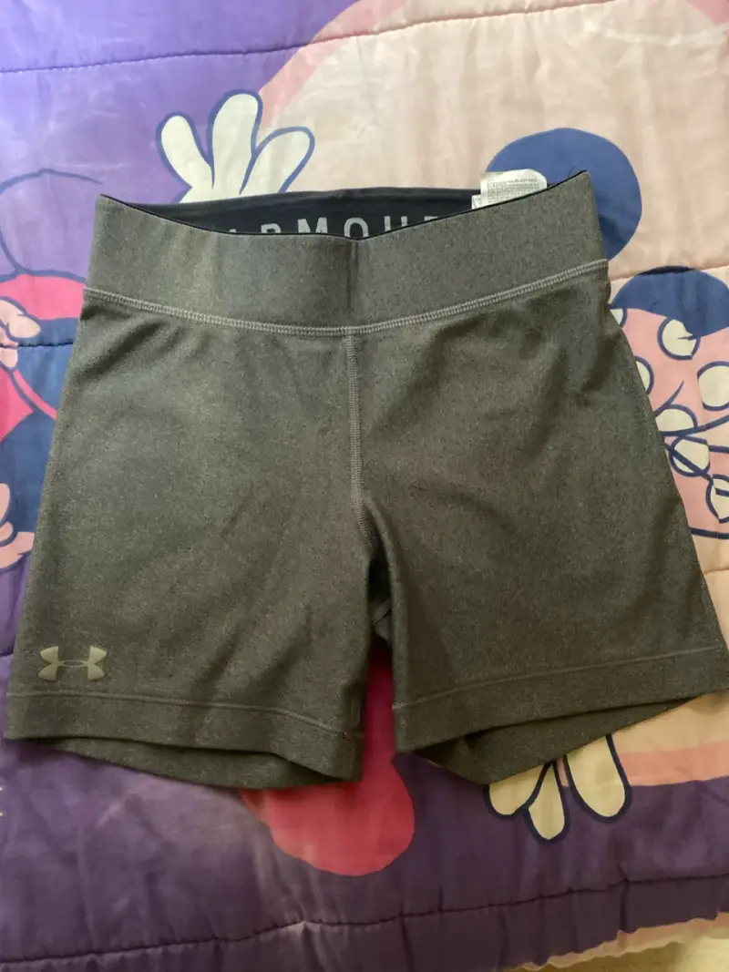 Shorts deportivos grises