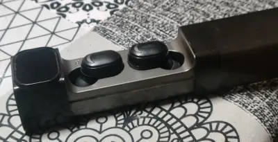 Audífonos Bluetooth Compactos Negros - miniatura 4