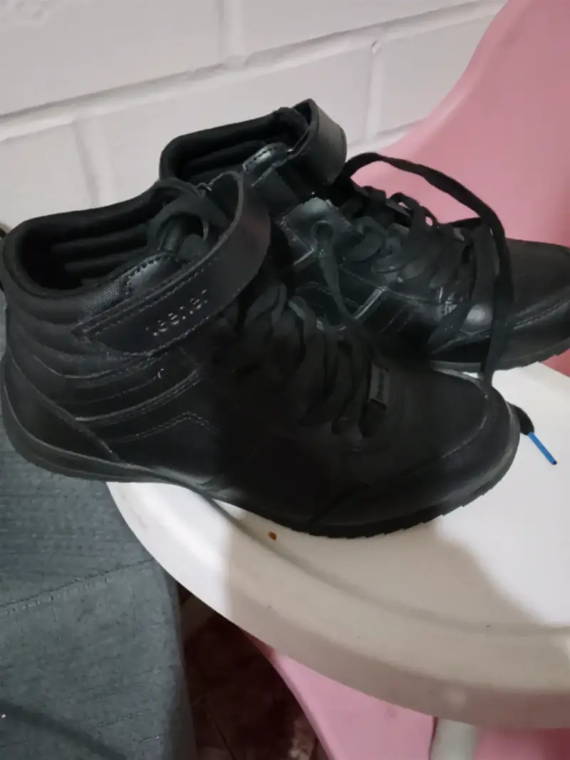 Zapatillas negras de caña alta - 1