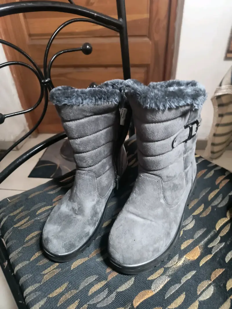 Botas gris con forro peludo - 1