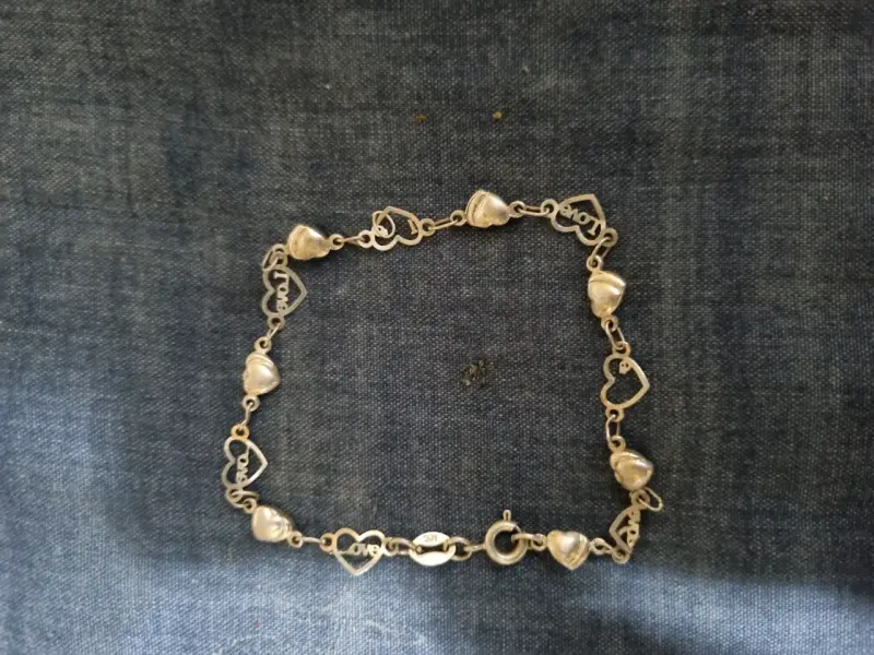 Pulsera de plata con corazones
