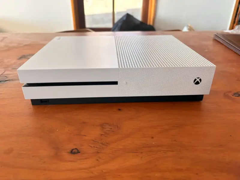 Consola Xbox one + Control + Modern Warfare - 2