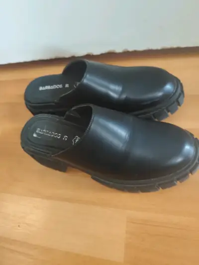 Zuecos negros de cuero - miniatura 1