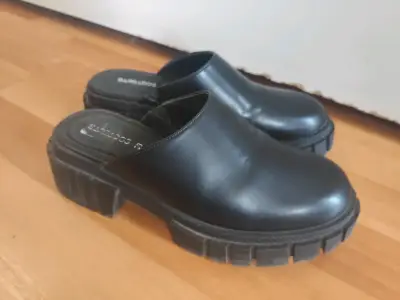 Zuecos negros de cuero - miniatura 2