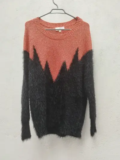 Suéter peludo negro con rojo - miniatura 1