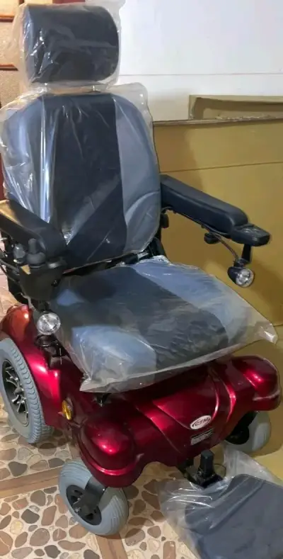 Silla de ruedas eléctrica roja - miniatura 3