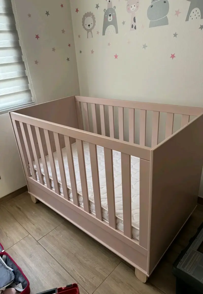 Cuna de madera rosa - 2