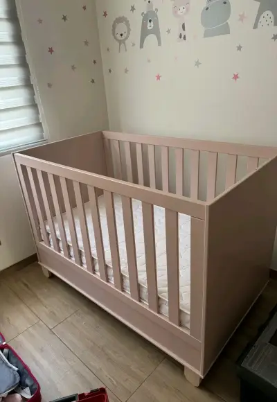 Cuna de madera rosa - miniatura 2