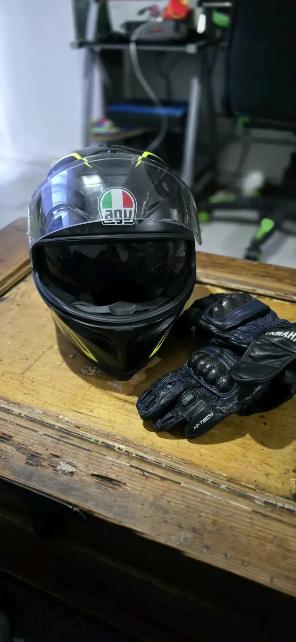 Casco AGV K5 y guantes de moto negros - 1