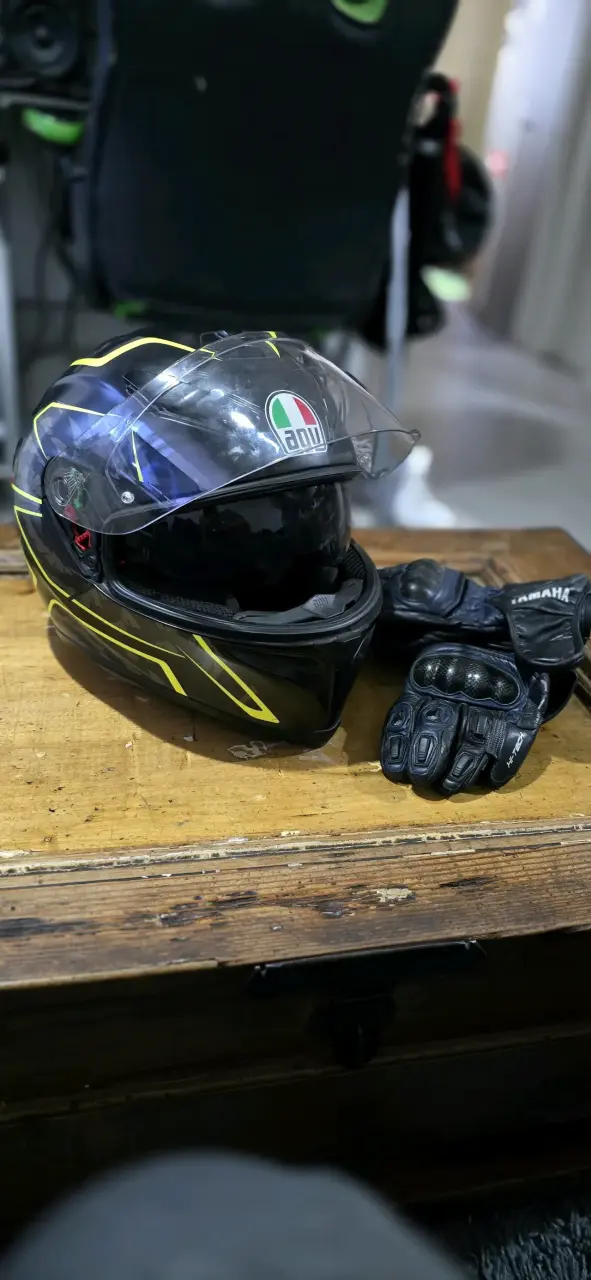 Casco AGV K5 y guantes de moto negros - 2