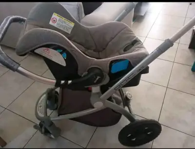 Coche de bebé gris con asiento infantil - miniatura 1