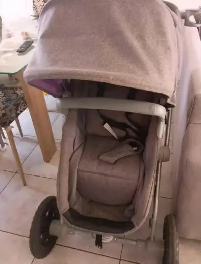 Coche de bebé gris con asiento infantil - miniatura 2