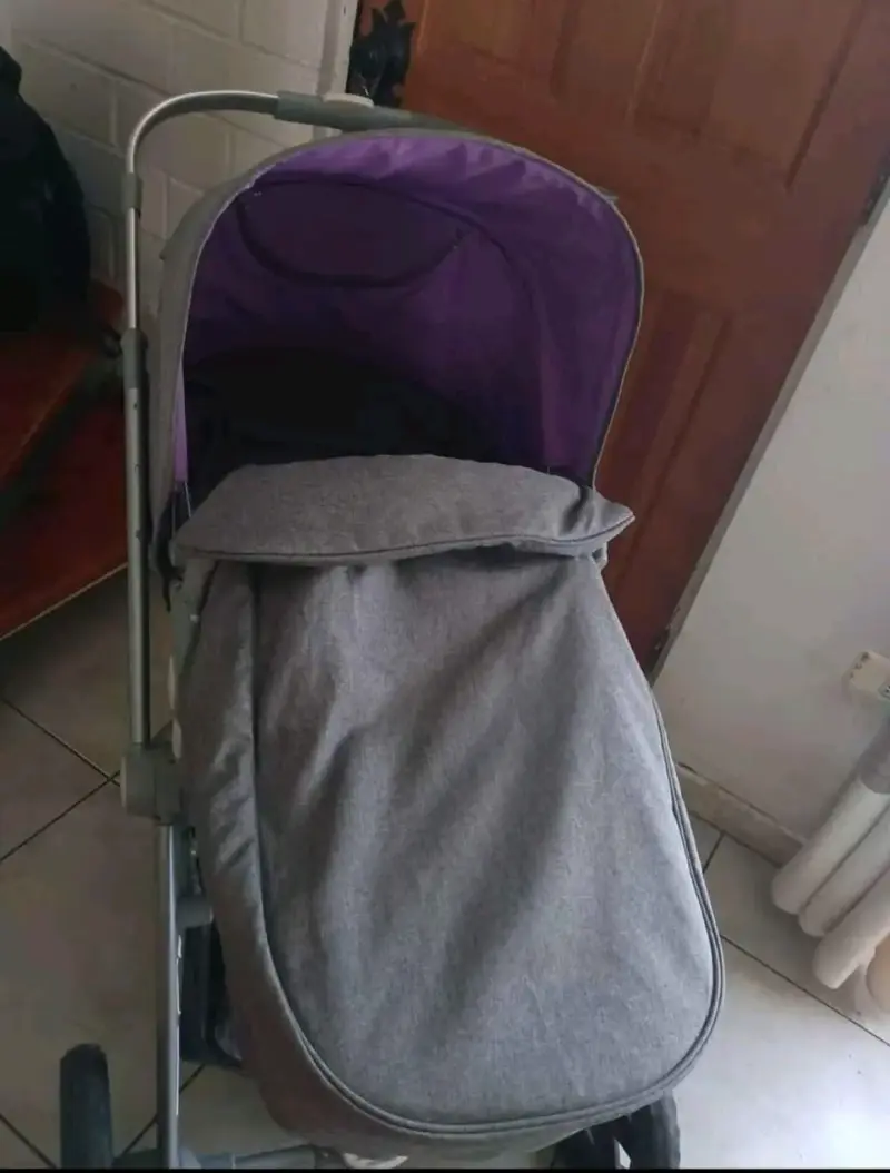 Coche de bebé gris con asiento infantil - 3