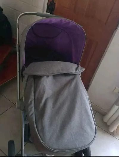 Coche de bebé gris con asiento infantil - miniatura 3