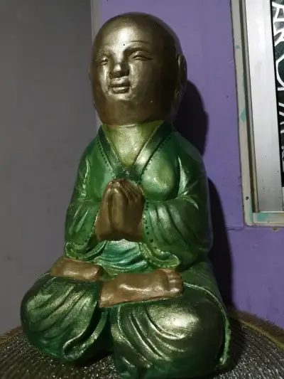 Figura decorativa de monje budista - miniatura 4