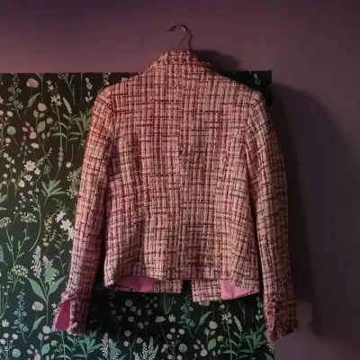 Blazer de tweed rosada marca Jennifer Taylor - miniatura 2