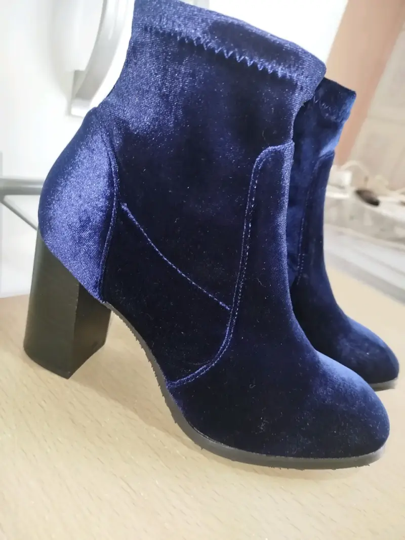Botines de terciopelo azul con taco,marca c/ moran - 1