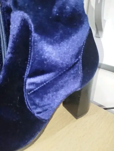 Botines de terciopelo azul con taco,marca c/ moran - miniatura 4
