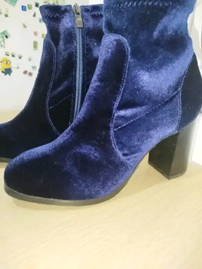 Botines de terciopelo azul con taco,marca c/ moran - miniatura 5