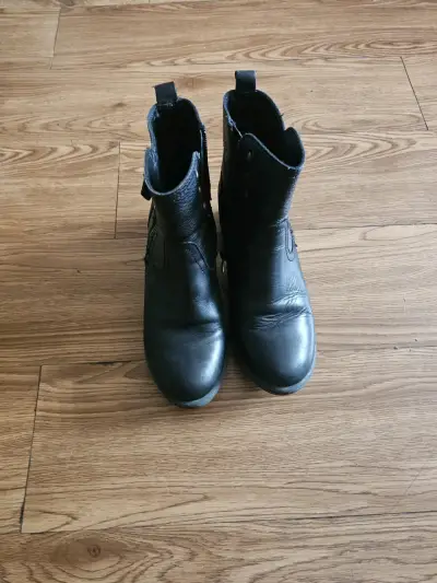 Botas negras de cuero - miniatura 1