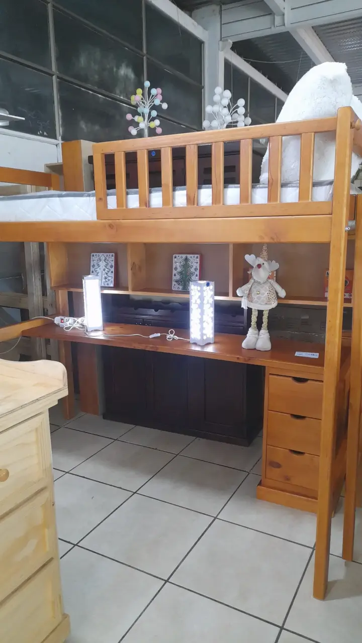 Cama alta con escritorio de madera - 1