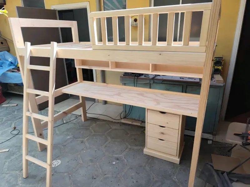 Cama alta con escritorio de madera - 2