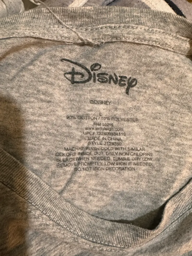 Polera gris con diseño Stitch Disney - 3