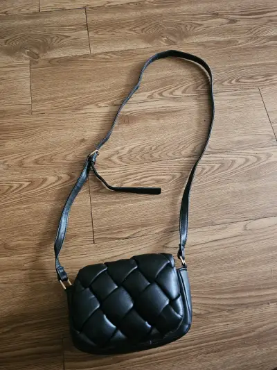 Cartera cruzada negra acolchada - miniatura 1