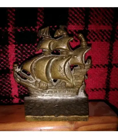Figura vintage de barco antiguo de metal. - miniatura 1