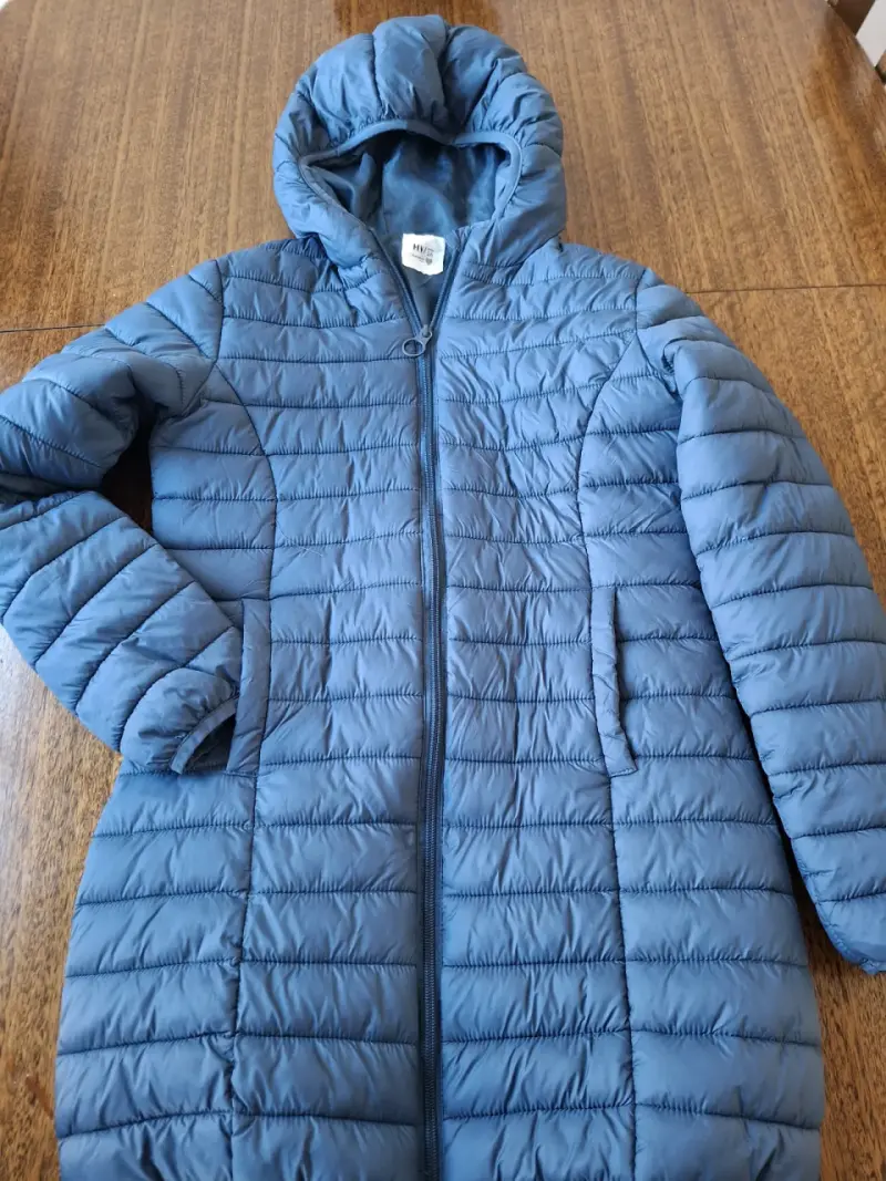 Parka azul acolchada con capucha