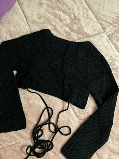 Sweater negro con ajuste - miniatura 2