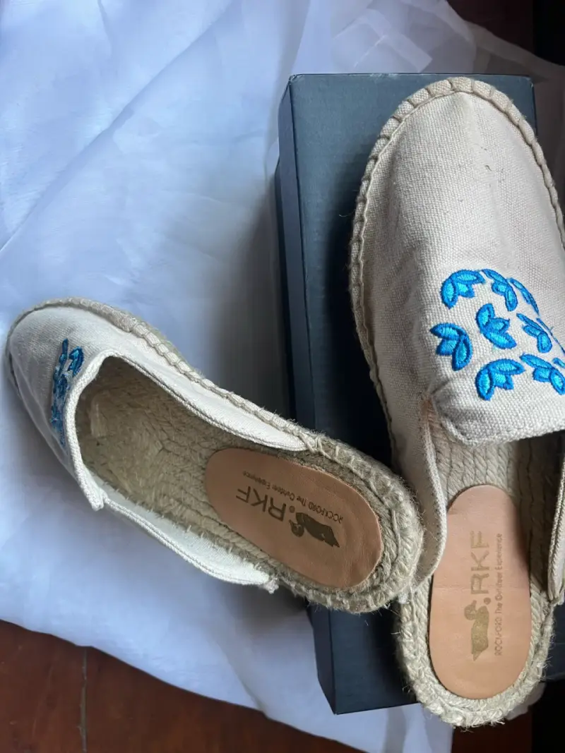 Alpargatas beige bordadas - 1