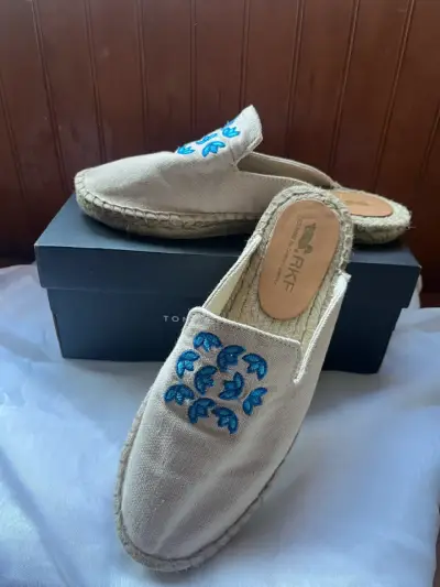 Alpargatas beige bordadas - miniatura 2