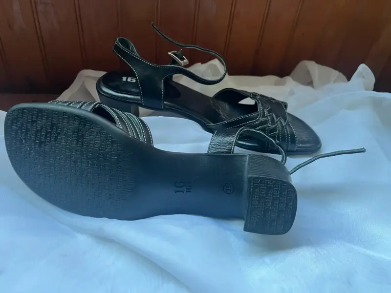 Sandalias negras de cuero - 2