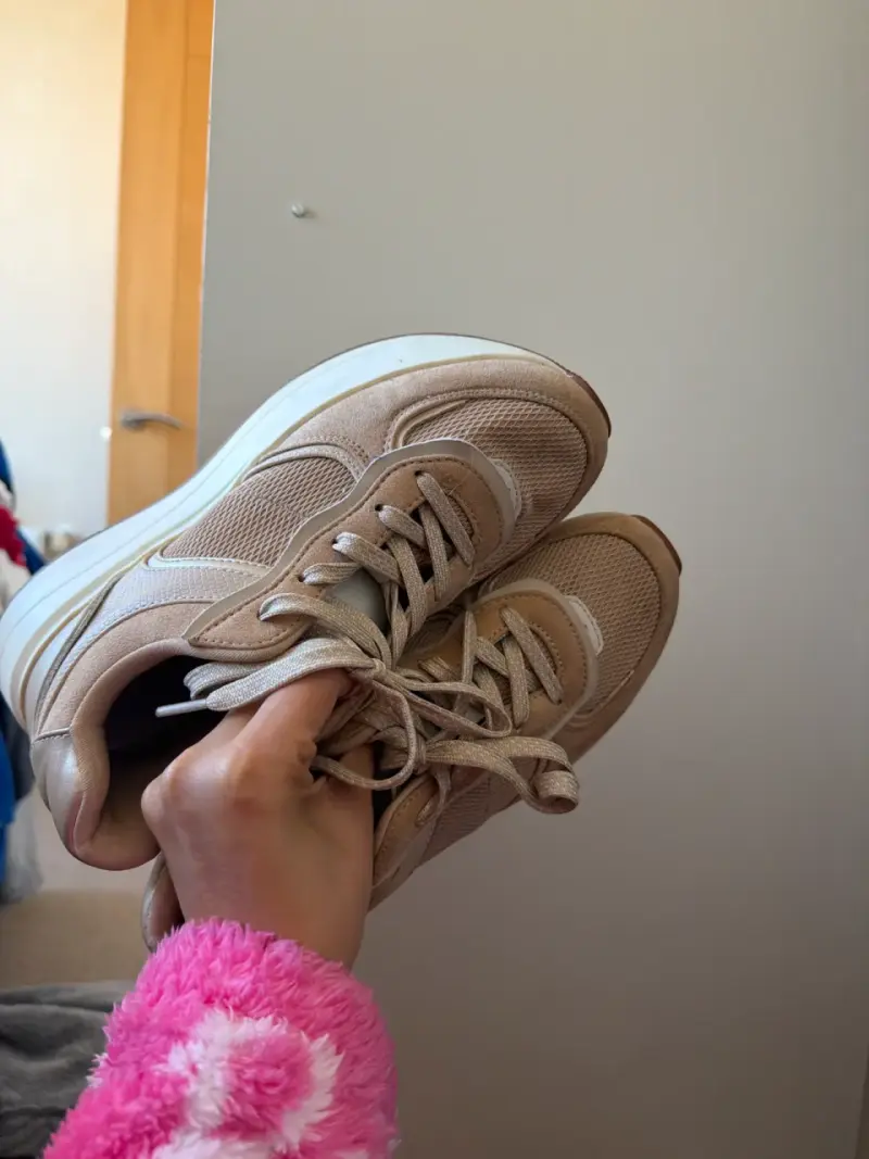 Zapatillas beige con dorado