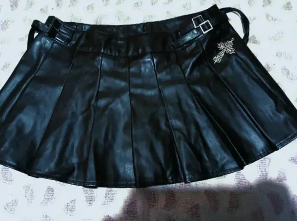 Minifalda de cuero negra y2k