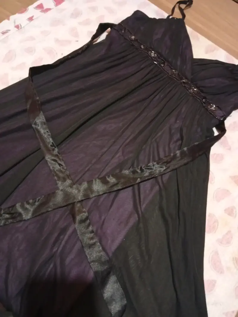 Vestido negro con morado