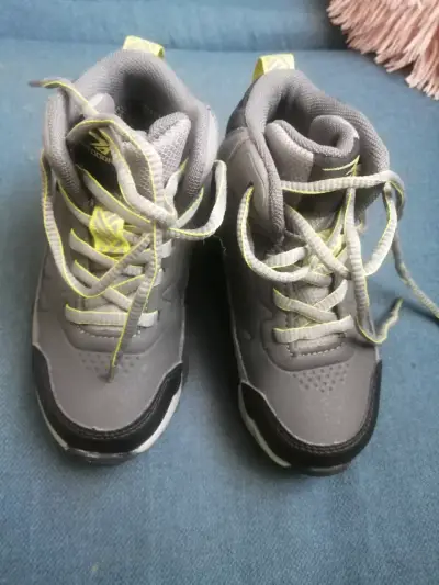 Zapatillas deportivas gris y negro - miniatura 1