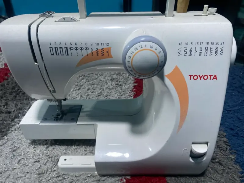 Máquina de coser Toyota blanca