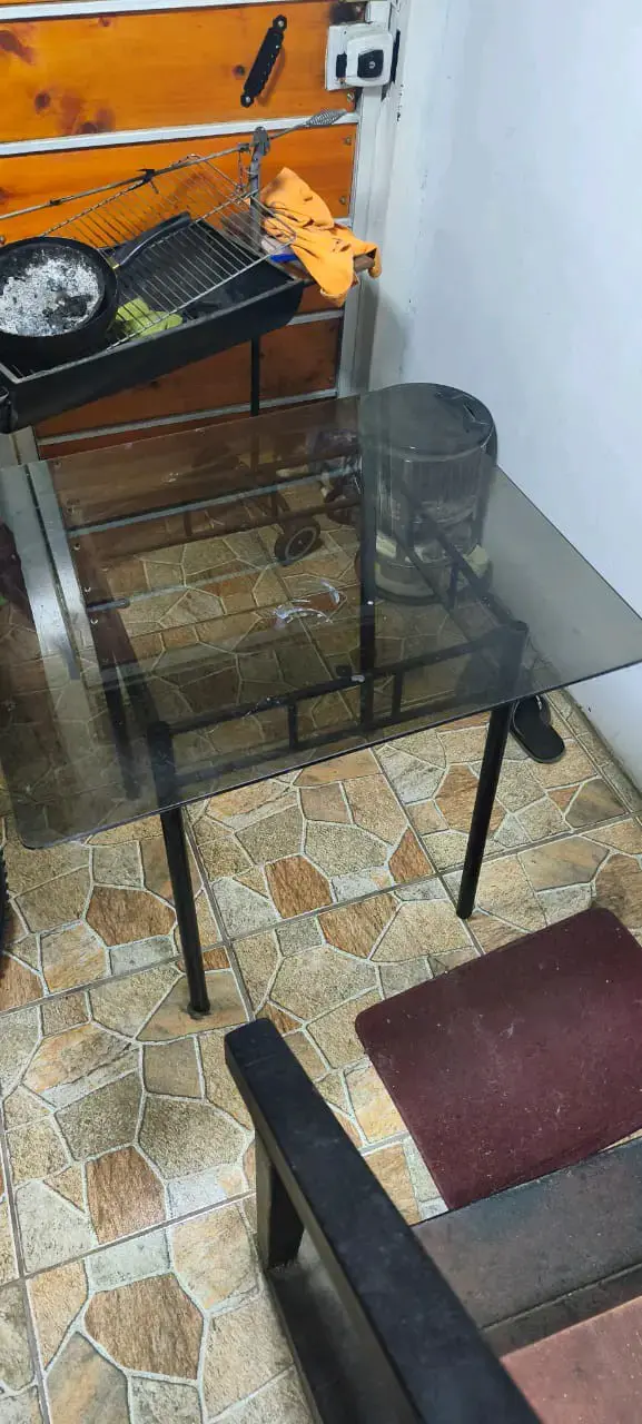 Mesa de vidrio con patas negras - 1