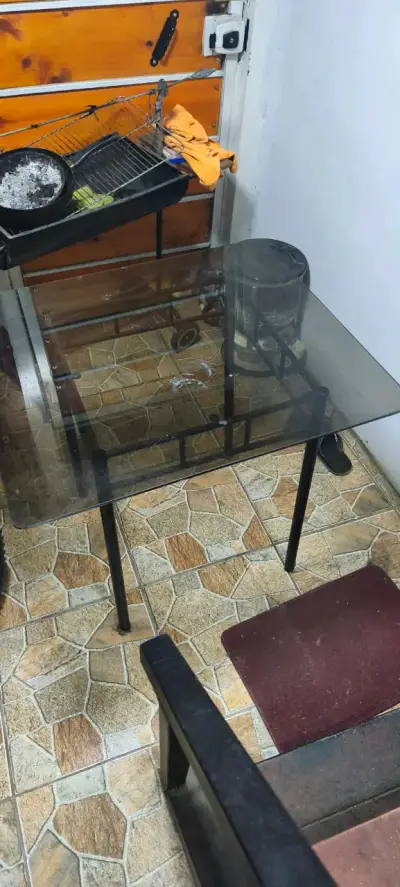 Mesa de vidrio con patas negras - miniatura 1