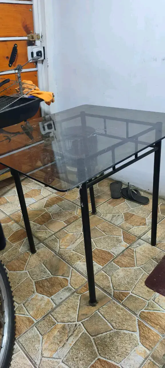 Mesa de vidrio con patas negras - 2
