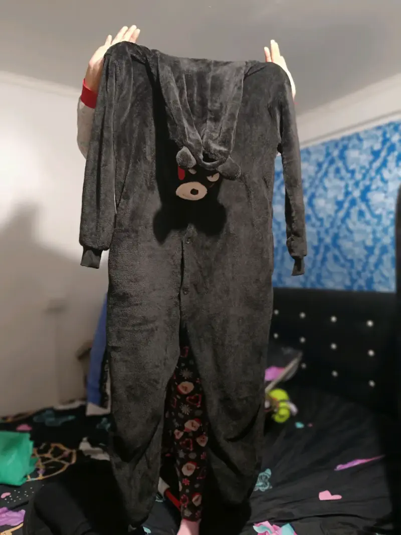 Pijama enterizo con capucha negra