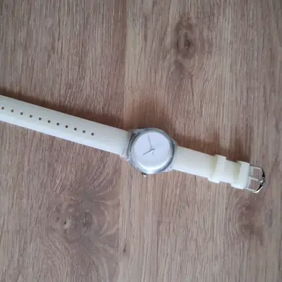 Reloj pulsera blanco minimalista - miniatura 1